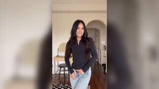 Sexy Asian Babe Reveals her Pussy Video