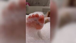 Kkimkkimmy Asian Hoe Bathing With Naked And Showing Off Her Toes Onlyfans Video