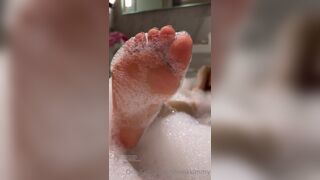 Kkimkkimmy Asian Hoe Bathing With Naked And Showing Off Her Toes Onlyfans Video