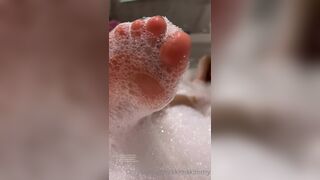 Kkimkkimmy Asian Hoe Bathing With Naked And Showing Off Her Toes Onlyfans Video
