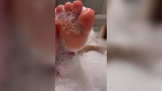 Kkimkkimmy Asian Hoe Bathing With Naked And Showing Off Her Toes Onlyfans Video