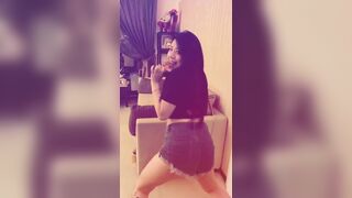 Asian Slut twerking her Booty Video