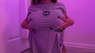 Zol8yck Shows And Squeezing Her Massive Tits Onlyfans Video