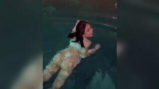 Ozarayau Sexy Asian Showing her Booty While Swimming On Pool Video