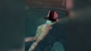 Ozarayau Sexy Asian Showing her Booty While Swimming On Pool Video
