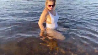 LoiraPraiana Milf Fingers Her Wet Pussy On Car After Bathing In Sea Onlyfans Video