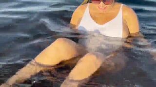 LoiraPraiana Milf Fingers Her Wet Pussy On Car After Bathing In Sea Onlyfans Video