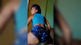 llaarix Teen In Shorts Shaking Booty Video