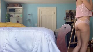 Pretty Babe Exposing Her Big Sexy Booty On a Live Video