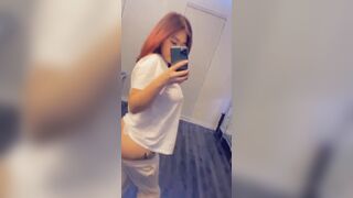 Cute Babe Shaking Her Booty and Showing it on Mirror Leaked Video
