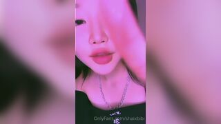 Shaixbibi Hot Babe With Sexy Lips Showing Off on Cam Onlyfans Video