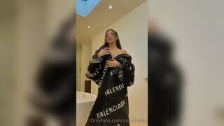 Miaamador Horny Busty Babe Show Off Her Awesome Tits With Stripteasing Onlyfans Video