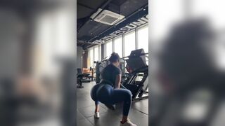 Pretty Big Booty Babe Working Out In a Gym Video