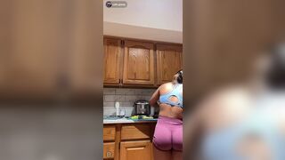 Calla Giang Asian Muscle Mommy with Big Booty Shows Off In Cam With Tight Pants Video