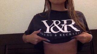 Asian Teen Lifts Her Top And Show Boobs On Reddit Video