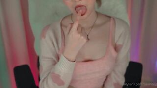 Deerlong Revealing Tits On Live Cam While Teasing Onlyfans Video