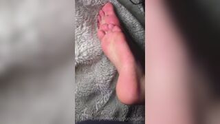 Yunawaifu Asian Showing Off her Red Feet Onlyfans Video