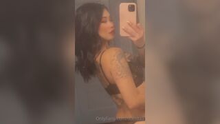Lxxndaa Asian Babe Shaking her Booty On Mirror Onlyfans Video