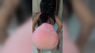 Hottie Shaking Tight Booty Cam Video