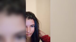 Pretty Teen Girl twerks her Big Juicy Booty And reveals Pussy On Cam Video