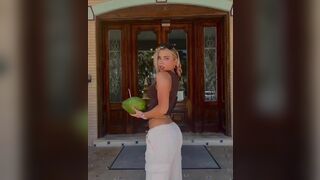 Pretty Sexy Blonde With hot Ass In Pants Video