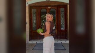 Pretty Sexy Blonde With hot Ass In Pants Video