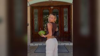 Pretty Sexy Blonde With hot Ass In Pants Video