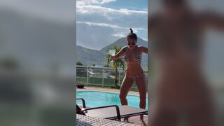 Samyof Pretty babe In Bikini Dancing While Showing Herself Onlyfans Video