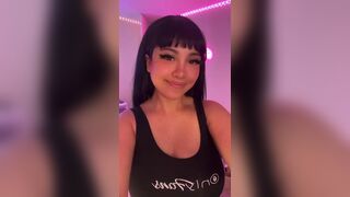 Morena rica Showing Pussy While Shaking Booty Cheeks Video