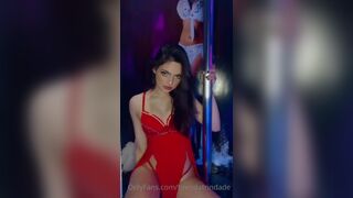Brendatrindade Pretty Babe Shows off While Doing Pole Dance Onlyfans Video