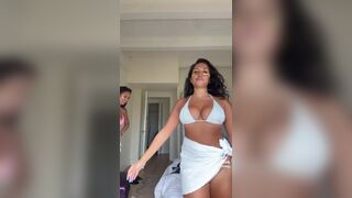 Ririmg Sexy Babe Showing Off Boobs While Dancing Tiktok Video