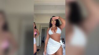 Ririmg Sexy Babe Showing Off Boobs While Dancing Tiktok Video