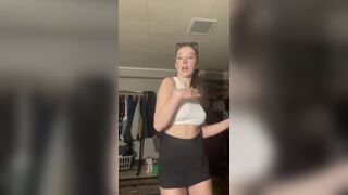 Pretty hot teen With Bouncy Boobs Showing off Video