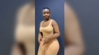 Sexy Huge Booty Dark Skinned babe Showing off Video