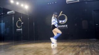 Pretty Sexy Asian Babe Hot Dancing Video On The Stage