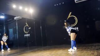 Pretty Sexy Asian Babe Hot Dancing Video On The Stage