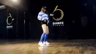 Pretty Sexy Asian Babe Hot Dancing Video On The Stage