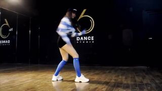 Pretty Sexy Asian Babe Hot Dancing Video On The Stage