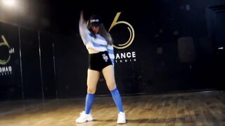 Pretty Sexy Asian Babe Hot Dancing Video On The Stage