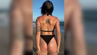 Sunnysunrayss Sexy Hot babe In a Bikini Showing Off On a Beach Onlyfans VIdeo