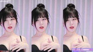 Chujeong Hot Busty Asian Exposing Her Bouncing tits and Shaking Booty On Live Video