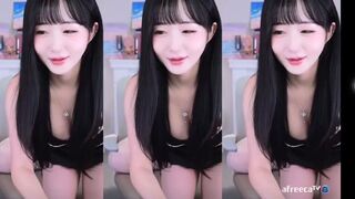 Han Jina Pulls Up her Dress and Shows Off Tight Panties While Dancing Afreecatv Video