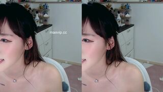 Hendoong Asian Hottie Exposes Her Juicy Boobs While On Live Video
