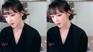 Hendoong Asian Hottie Exposes Her Juicy Boobs While On Live Video