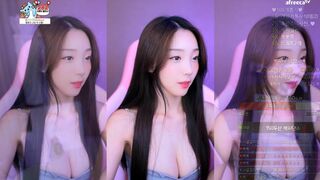 Unina Exposes Her Hot Boobs On Cam Afreecatv Video
