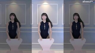 Dayeosin Sexy Asian In a Tight Kit Exposing On Cam Video