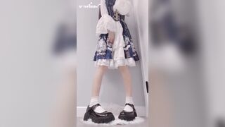 cuteli520 Reveals Her Pussy While Sucking a Dildo And Fucks It Hard Herself Video