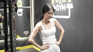 Hyoyeon Hot Asian Exposing Boobs While Working out Video