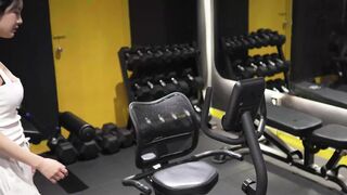 Hyoyeon Teasing Tits While Doing Cardio In The Gym Video