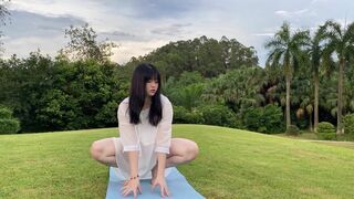 ZhouYiQin Doing Spirituality Yoga In The Park While Teasing Booty Video